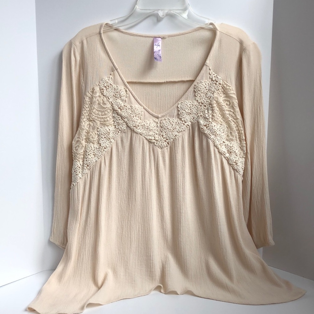 Alta gauze v-neck asymmetrical hem lace top Size medium